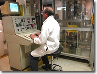 High-shear bleaching mixer with ozone injection capabilities